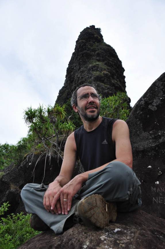 Descansando e admirando a vista na trilha para o Kalalao, na Na'Pali Coast, em Kauai, no Havaí